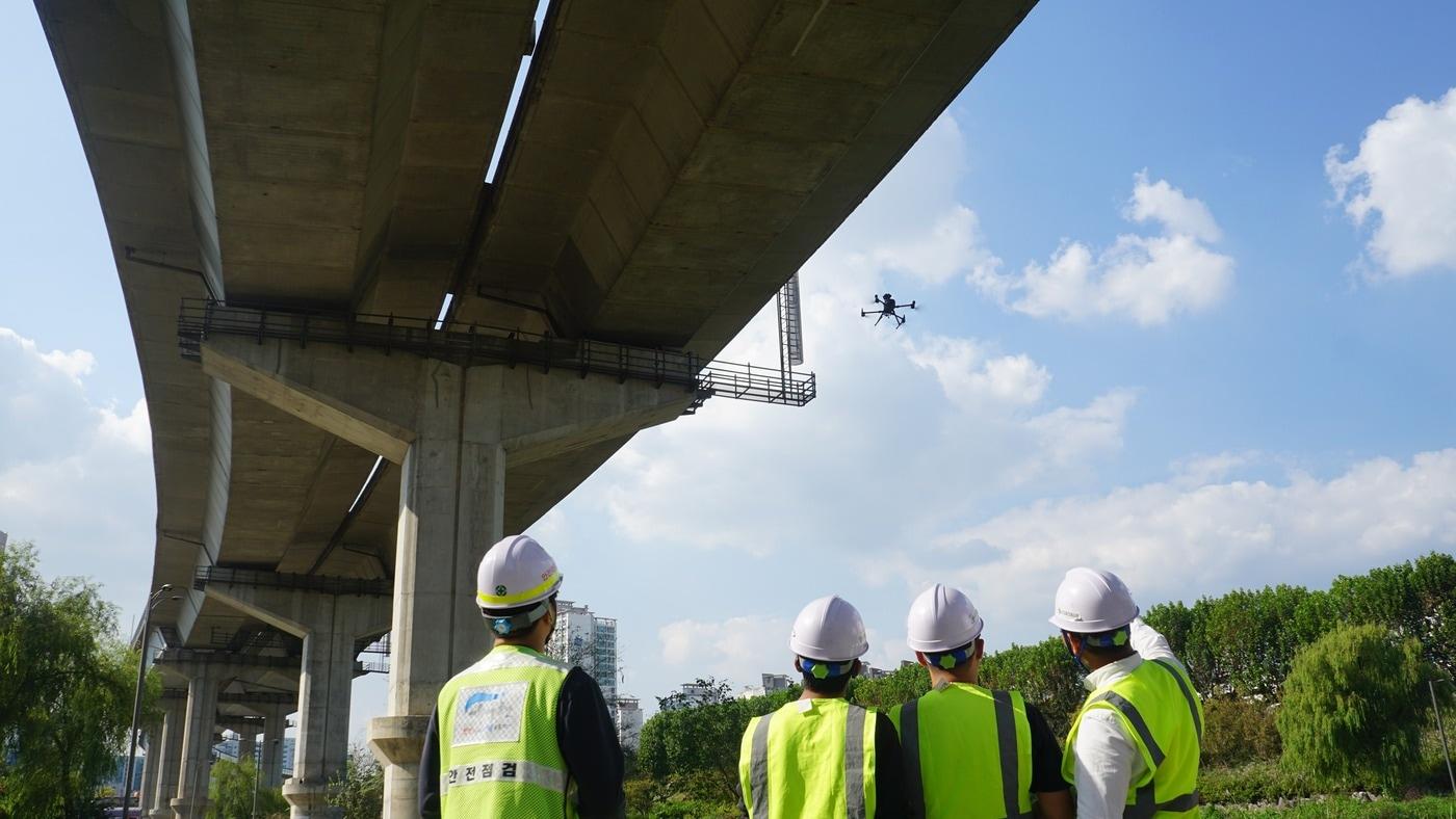 본문 이미지 - 교량 드론 점검(서울시 제공)