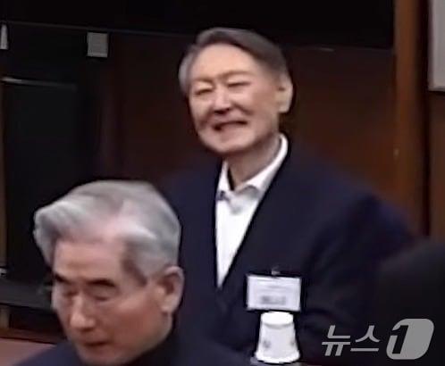 본문 이미지 - 윤석열 전 대통령이 19일 오후 서울 서초구 서울중앙지방법원에서 열린 12·3 비상계엄 관련 내란 우두머리 혐의 사건 1심 선고공판에 출석해 미소를 짓고 있다. (서울중앙지법 제공. 재판매 및 DB 금지) 2026.2.19 ⓒ 뉴스1