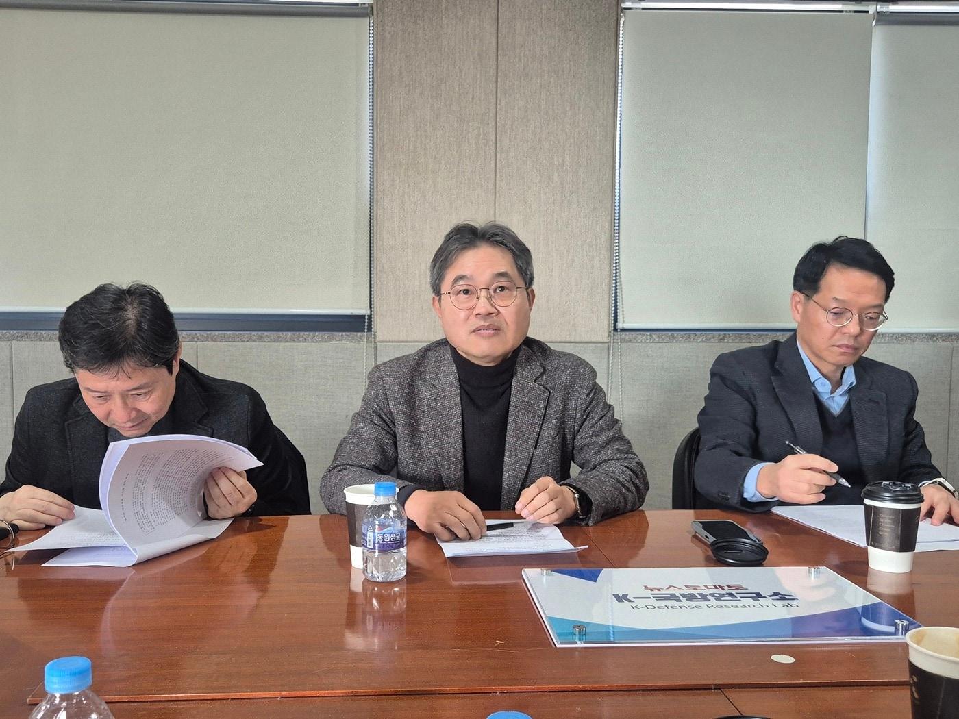 본문 이미지 - 이남우 전 국가보훈부 차관(전 국방부 인사복지실장)이 19일 '국방 인력 관리의 새로운 접근'을 주제로 한 세미나에서 발언하고 있다.(뉴스토마토 제공)