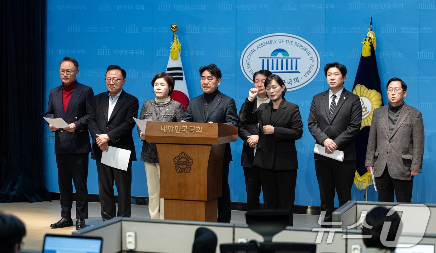 본문 이미지 - 국민의힘 내 소장파 의원 모임인 '대안과 미래' 의원들이 19일 서울 여의도 국회 소통관에서 윤석열 전 대통령 내란죄 무기징역 선고와 관련 입장을 밝히고 있다. 2026.2.19 ⓒ 뉴스1 이승배 기자