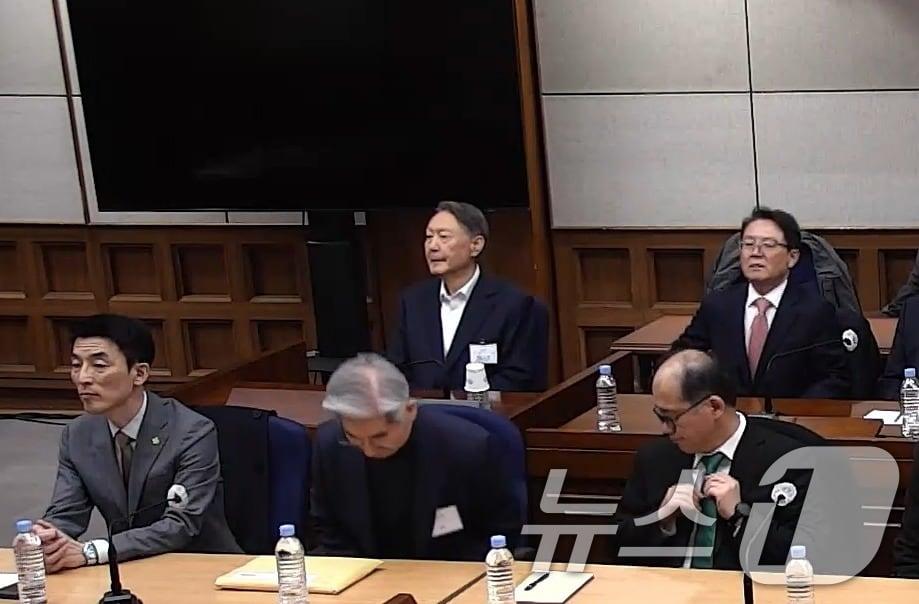 본문 이미지 - 윤석열 전 대통령이 19일 오후 서울 서초구 서울중앙지방법원에서 열린 12·3 비상계엄 관련 내란 우두머리 혐의 사건 1심 선고공판에 출석하고 있다. 윤 전 대통령은 이날 내란 우두머리 혐의 1심 선고공판에서 2024년 12월 3일 비상계엄을 선포한 지 443일 만에 무기징역을 선고받았다. (서울중앙지법 제공. 재판매 및 DB 금지) 2026.2.19 ⓒ 뉴스1