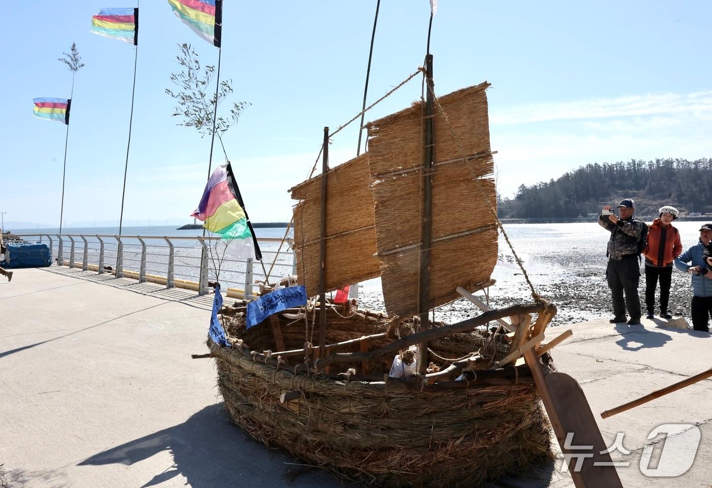 본문 이미지 - 전북 부안의 위도띠뱃놀이 공개행사가 19일 위도면 대리마을에서 열렸자.(부안군 제공. 재판매 및 DB 금지)