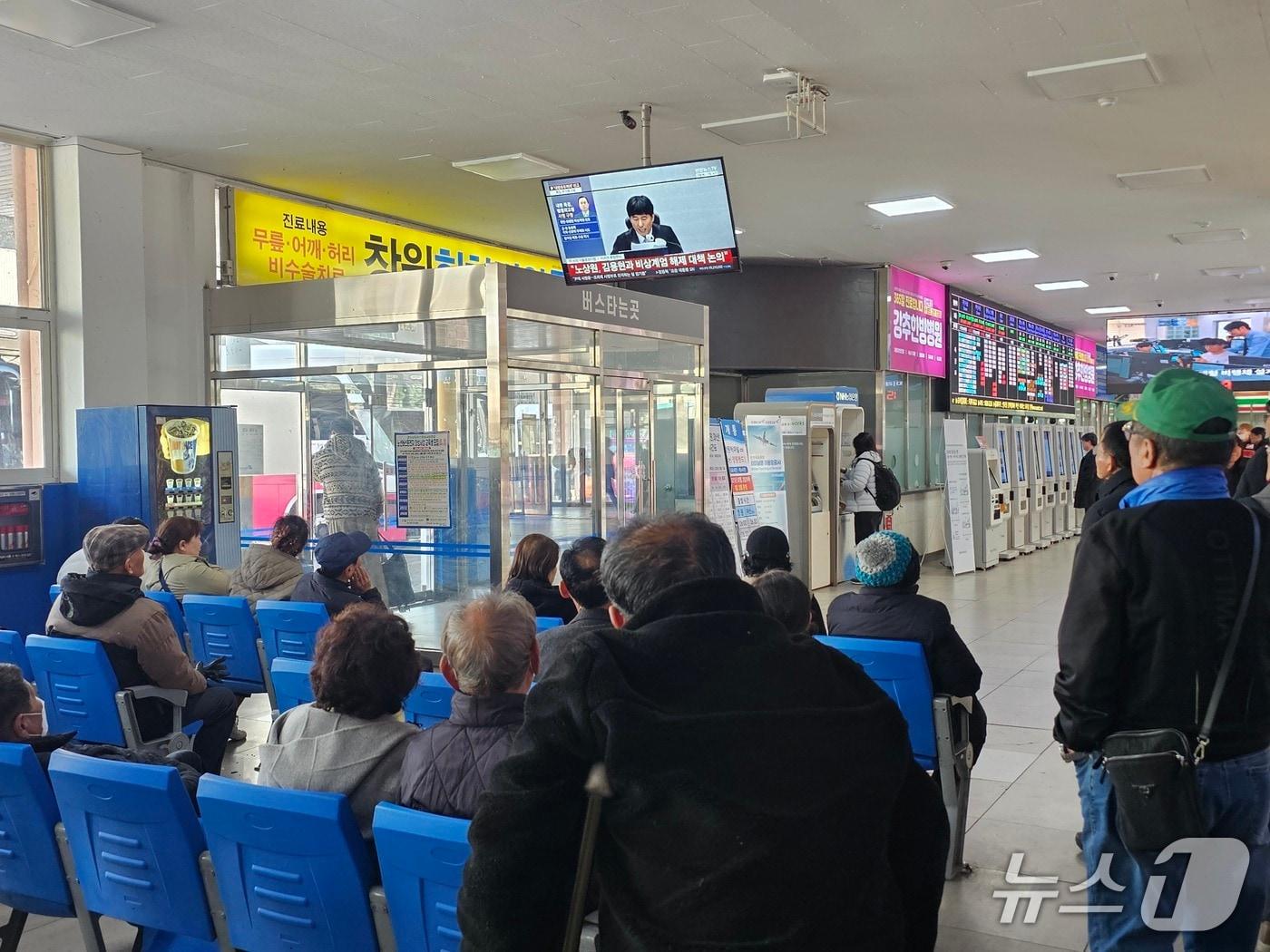 본문 이미지 - 19일 오후 창원시 마산회원구 마산시외버스터미널 대합실에서 시민들이 윤석열 전 대통령의 내란 우두머리 혐의 재판을 지켜보고 있다. 2026.2.19 ⓒ 뉴스1 박민석 기자