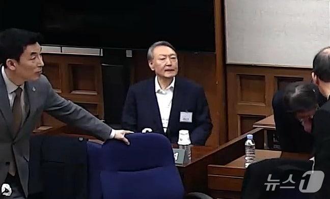 본문 이미지 - 윤석열 전 대통령이 19일 오후 서울 서초구 서울중앙지방법원에서 열린 12·3 비상계엄 관련 내란 우두머리 혐의 사건 1심 선고공판에 출석하고 있다. 윤 전 대통령은 이날 내란 우두머리 혐의 1심 선고공판에서 2024년 12월 3일 비상계엄을 선포한 지 443일 만에 무기징역을 선고받았다. (서울중앙지법 제공. 재판매 및 DB 금지) 2026.2.19 ⓒ 뉴스1