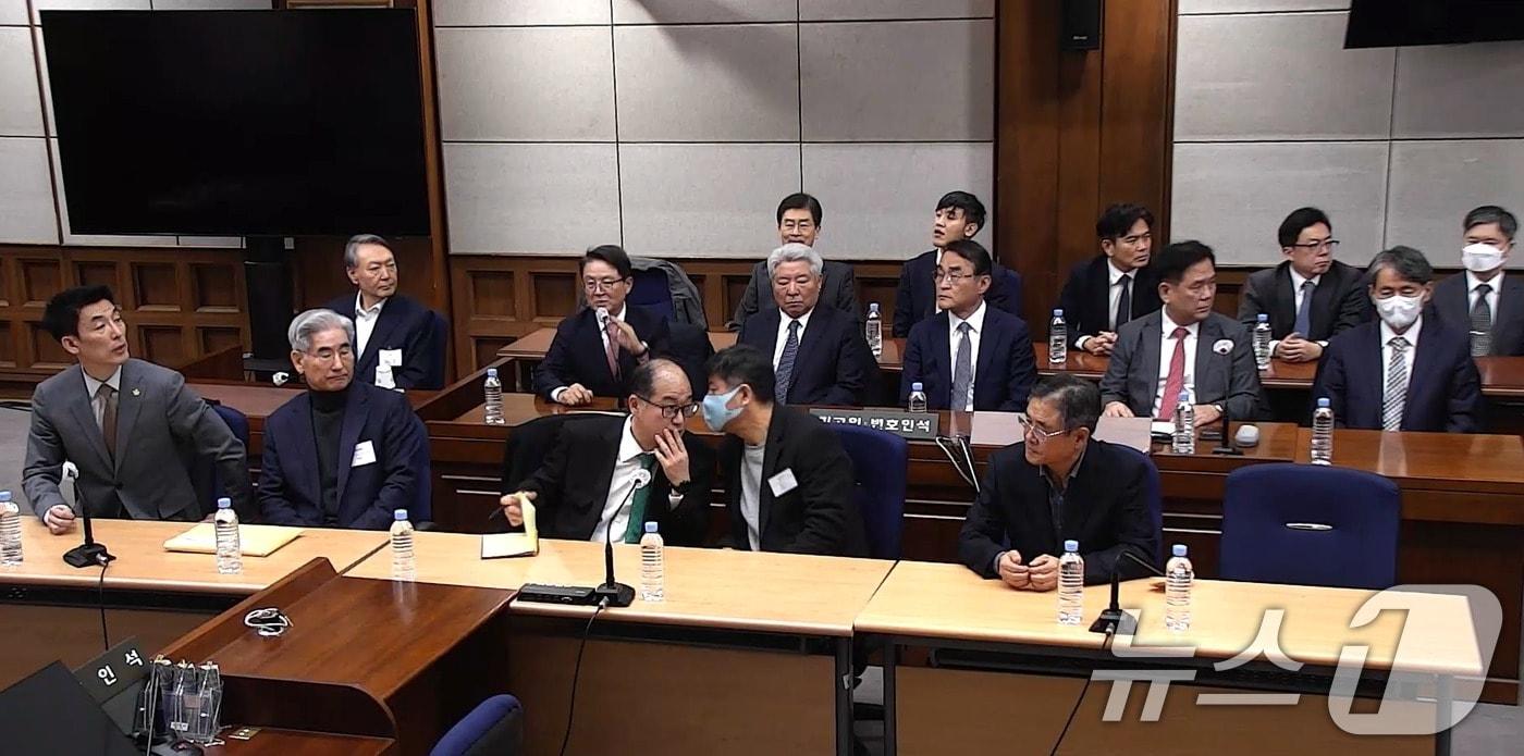 본문 이미지 - 윤석열 전 대통령이 19일 오후 서울 서초구 서울중앙지방법원에서 열린 12·3 비상계엄 관련 내란 우두머리 혐의 사건 1심 선고공판에 출석하고 있다. (서울중앙지법 제공. 재판매 및 DB 금지) 2026.2.19 ⓒ 뉴스1