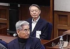 본문 이미지 - 윤석열 전 대통령이 19일 오후 서울 서초구 서울중앙지방법원에서 열린 12·3 비상계엄 관련 내란 우두머리 혐의 사건 1심 선고공판에 출석해 자리하고 있다. 윤 전 대통령은 이날 내란 우두머리 혐의 1심 선고공판에서 2024년 12월 3일 비상계엄을 선포한 지 443일 만에 무기징역을 선고받았다. (서울중앙지법 제공. 재판매 및 DB 금지) 2026.2.19 ⓒ 뉴스1