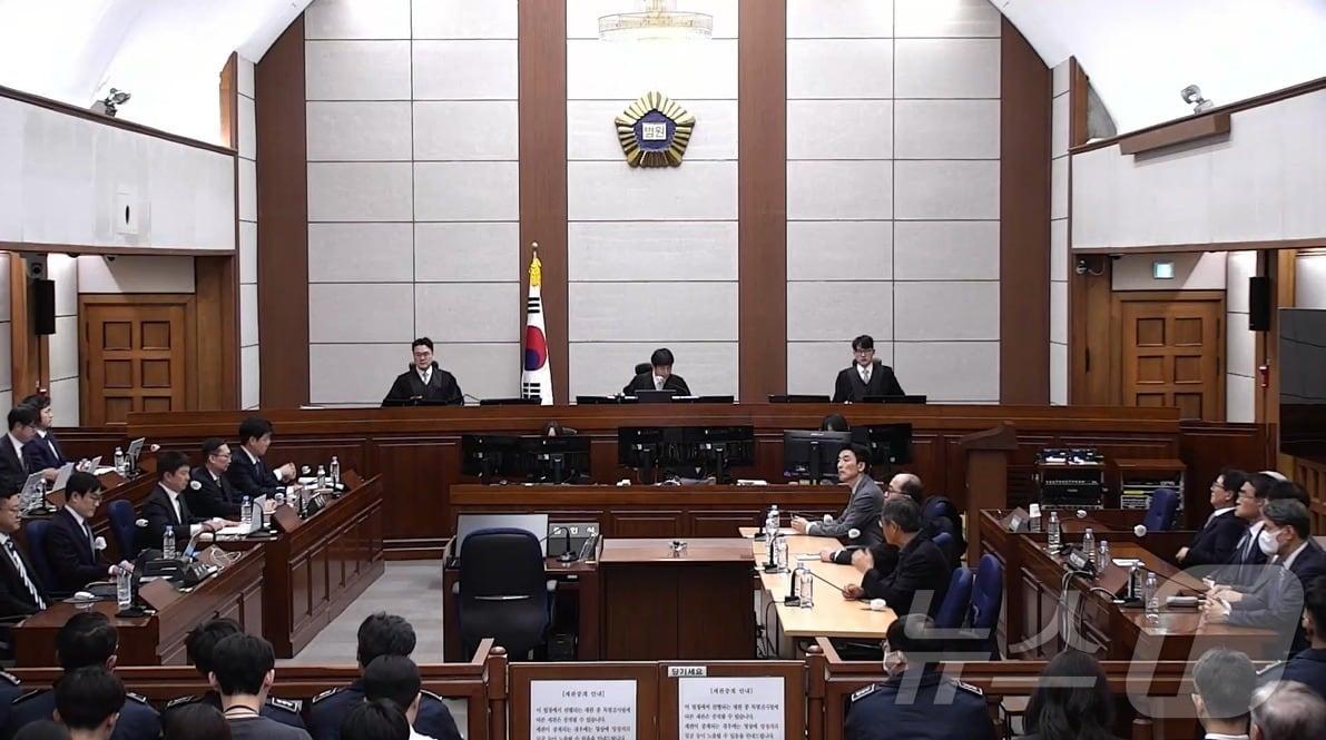 본문 이미지 - 19일 오후 서울 서초구 서울중앙지방법원에서 윤석열 전 대통령의 12·3 비상계엄 관련 내란 우두머리 혐의 사건 1심 선고공판이 열리고 있다. (서울중앙지법 제공. 재판매 및 DB 금지) 2026.2.19 ⓒ 뉴스1