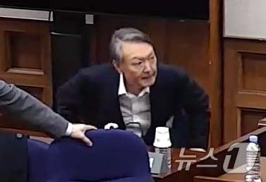 본문 이미지 - 윤석열 전 대통령이 19일 오후 서울 서초구 서울중앙지방법원에서 열린 12·3 비상계엄 관련 내란 우두머리 혐의 사건 1심 선고공판에 출석하고 있다. (서울중앙지법 제공. 재판매 및 DB 금지) 2026.2.19 ⓒ 뉴스1