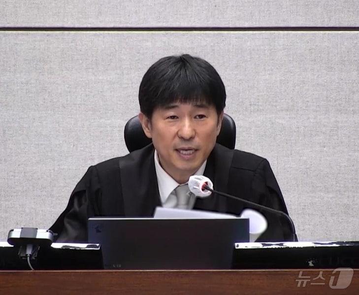 본문 이미지 - 지귀연 부장판사가 19일 오후 서울 서초구 서울중앙지방법원에서 열린 12·3 비상계엄 관련 윤석열 전 대통령 내란 우두머리 혐의 사건 1심 선고공판에서 판결문을 낭독하고 있다. (서울중앙지법 제공. 재판매 및 DB 금지) 2026.2.19 ⓒ 뉴스1