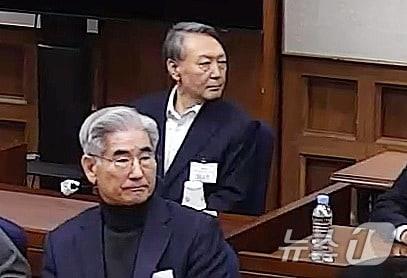 본문 이미지 - 윤석열 전 대통령이 19일 오후 서울 서초구 서울중앙지방법원에서 열린 12·3 비상계엄 관련 내란 우두머리 혐의 사건 1심 선고공판에 출석하고 있다. 서울중앙지법 제공. 재판매 및 DB 금지) 2026.2.19 ⓒ 뉴스1