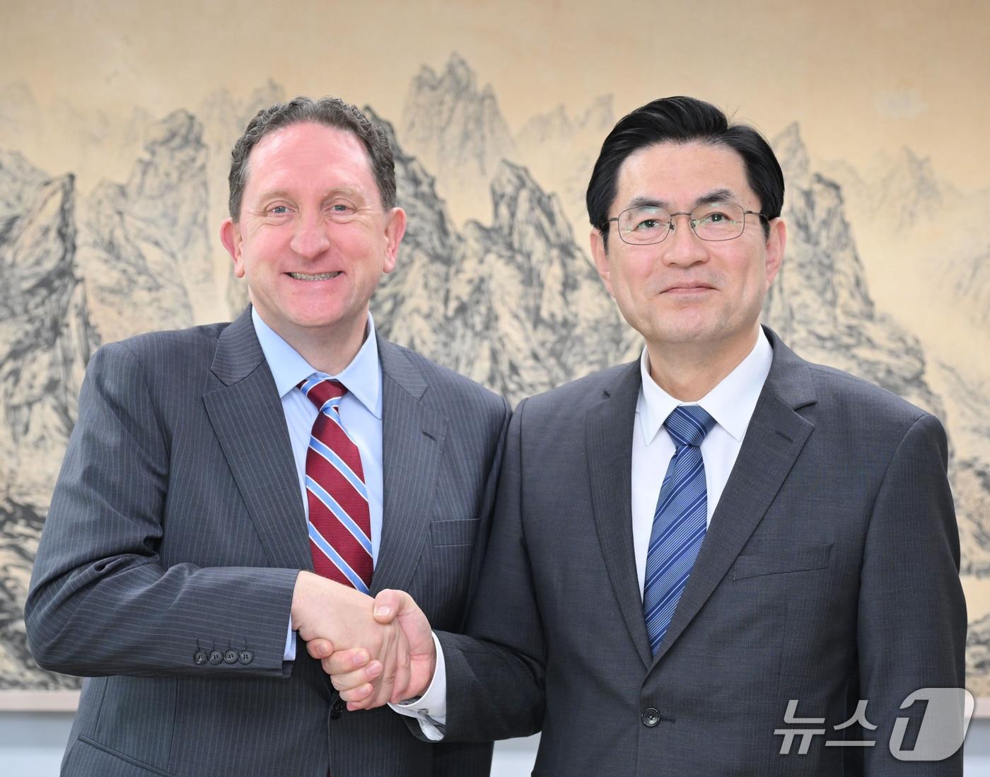 본문 이미지 - 정연두 외교부 외교전략정보본부장, 제임스 헬러 신임 주한미국대사대리.(외교부 제공)