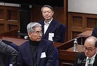 본문 이미지 - 윤석열 전 대통령이 19일 오후 서울 서초구 서울중앙지방법원에서 열린 12·3 비상계엄 관련 내란 우두머리 혐의 사건 1심 선고공판에 출석하고 있다.  (서울중앙지법 제공. 재판매 및 DB 금지) 2026.2.19 ⓒ 뉴스1