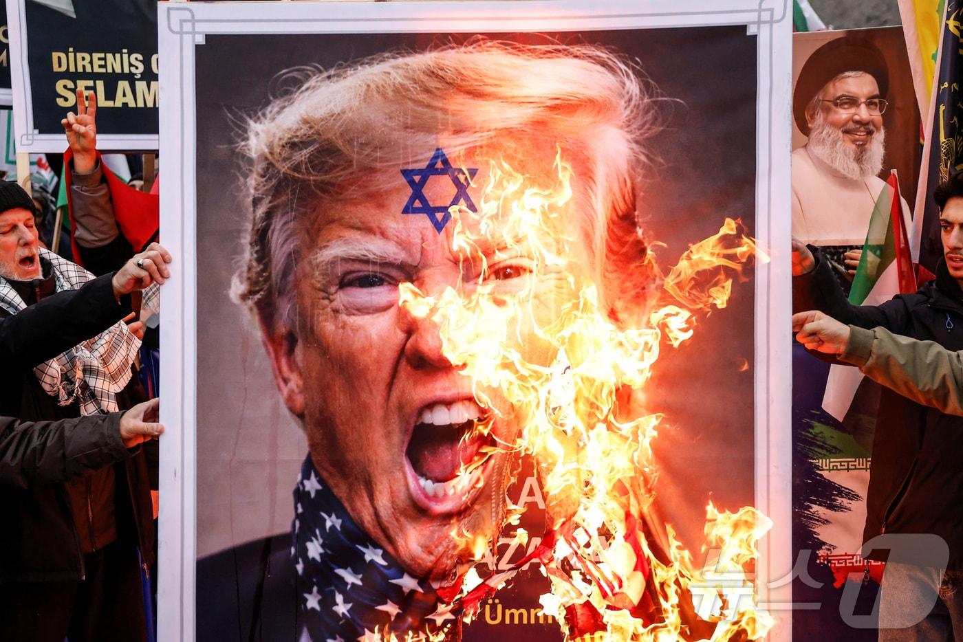 본문 이미지 - 튀르키예 이스탄불의 반미 시위. 2026.02.01 ⓒ 로이터=뉴스1