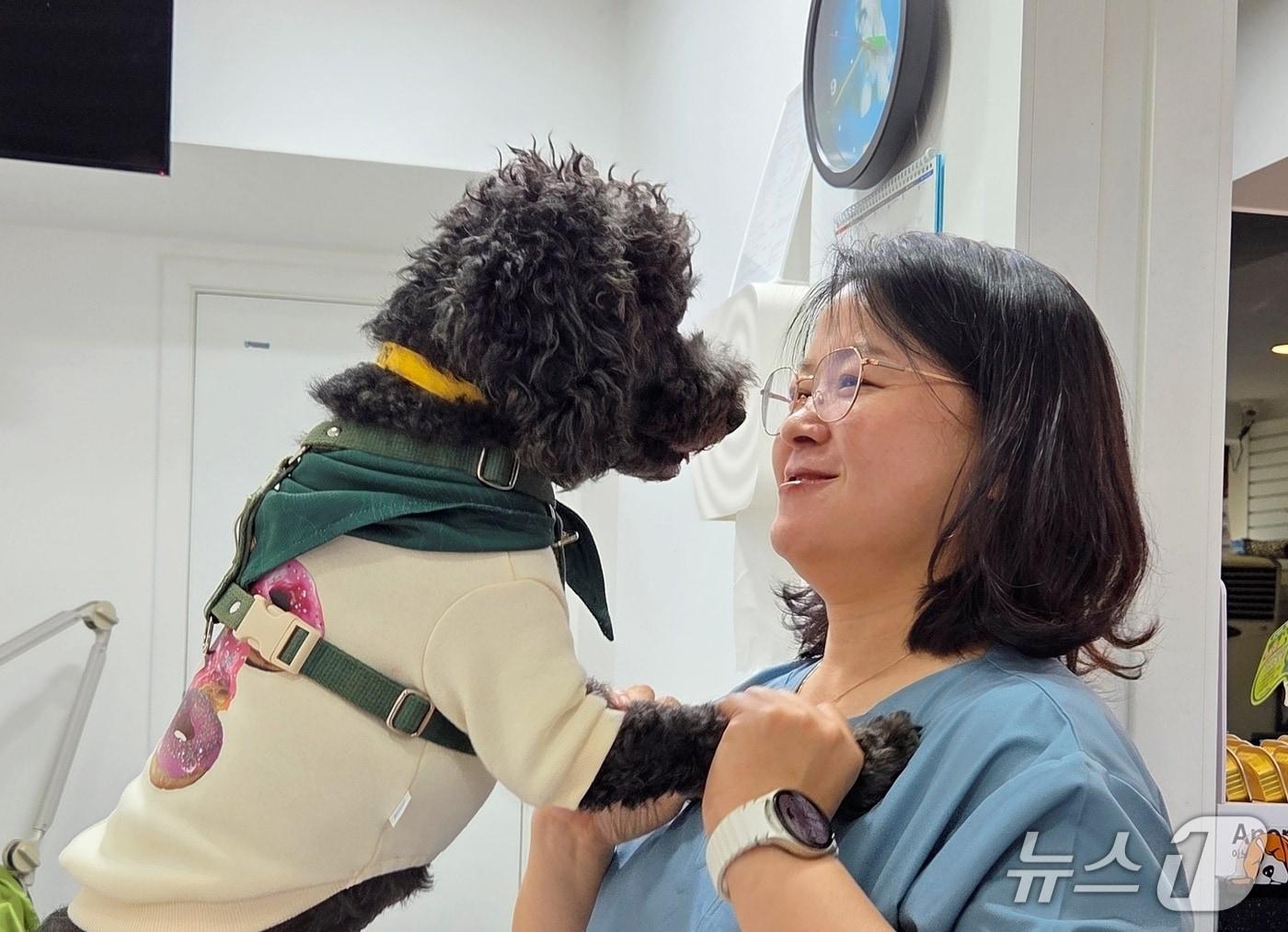 본문 이미지 - 이봉희 하스펫탈동물병원 원장이 구조견과 교감하고 있다. ⓒ 뉴스1