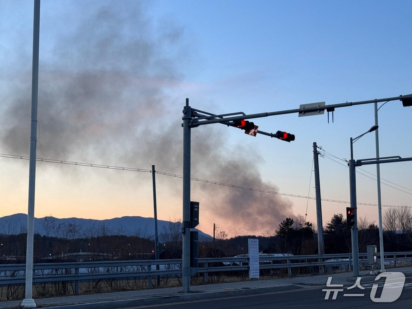 본문 이미지 - 19일 오후 5시 53분 울산 북구 상안동의 한 차량정비소 인근 임야에서 불이 났다.(독자 제공. 재판매 및 DB금지)/뉴스1
