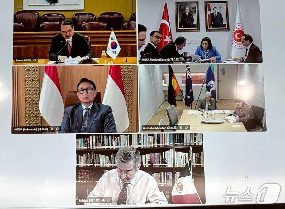 본문 이미지 - 조현 (왼쪽 맨 위) 외교부 장관이 화상 방식으로 진행된 제29차 믹타 외교장관회의를 주재하고 있다.(외교부 제공)