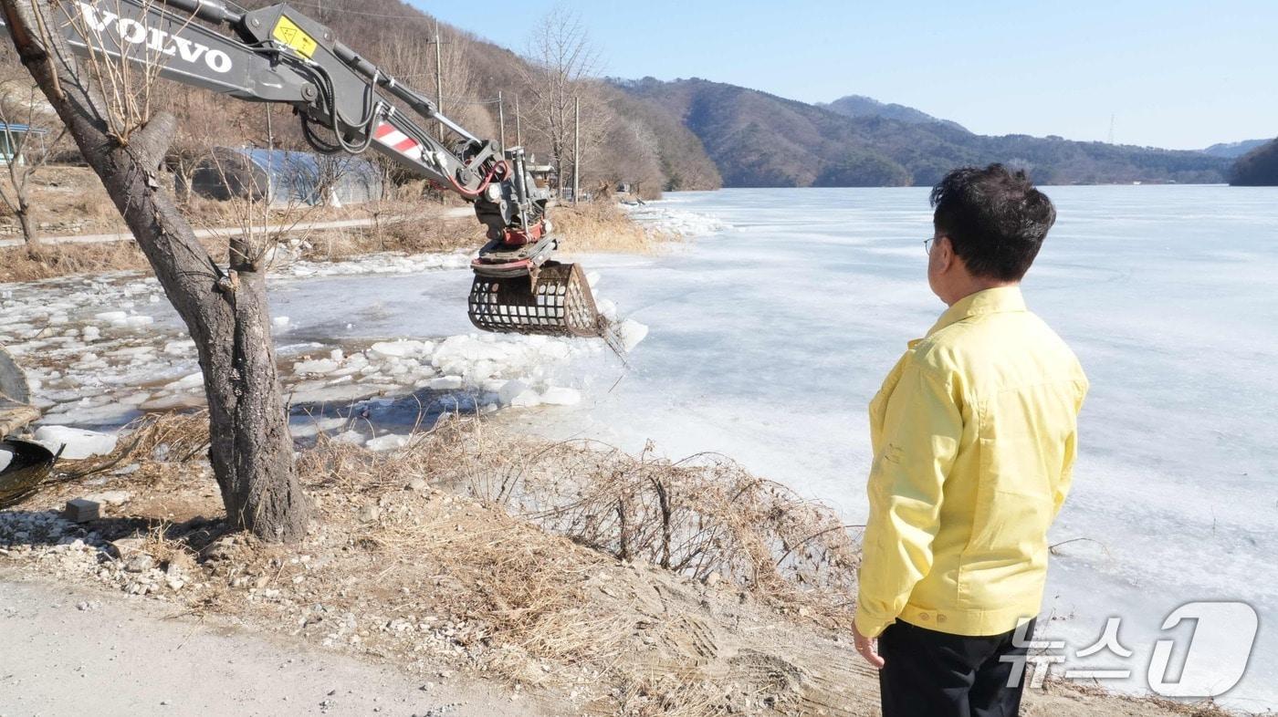 본문 이미지 - 육동한 춘천시장이 19일 사북면 원평리 춘천호 일원을 찾아 얼음낚시터 접근로 얼음 파쇄 현장을 지켜보고 있다.(춘천시 제공, 재판매 및 DB금지)