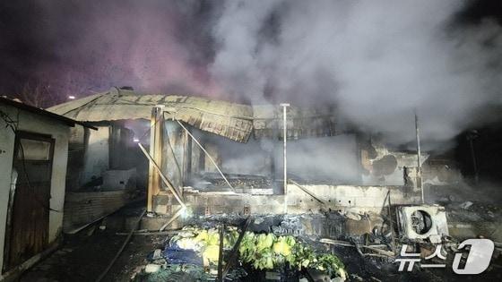 본문 이미지 - 김제 단독주택 화재 현장 모습.(전북소방본부 제공. 재판매 및 DB금지)