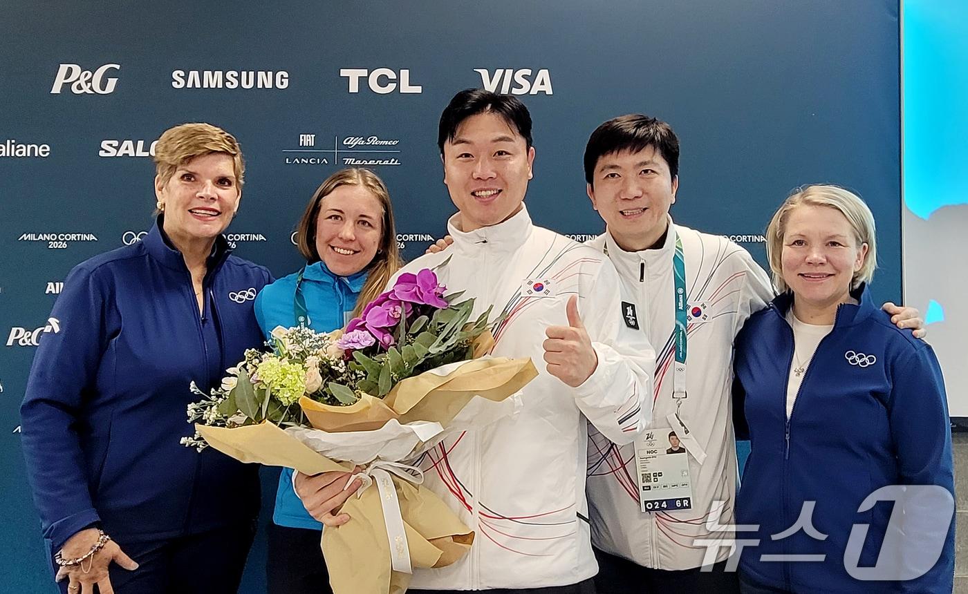 본문 이미지 - 원윤종 국제올림픽위원회(IOC) 선수위원 당선인(가운)이 19일 이탈리아 밀라노 코르티나담페초 동계 올림픽 선수촌에서 니콜 호에베르츠 선거관리위원장, 요한나 타리함 당선인, 엠마 테르호 선수위원장과 기념촬영을 하고 있다. (대한체육회 제공. 재판매 및 DB금지) 2026.2.19 ⓒ 뉴스1