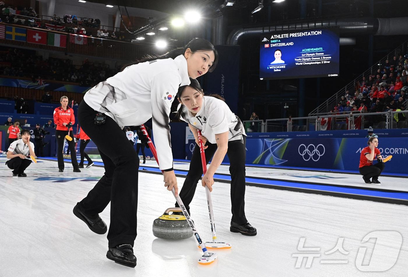 본문 이미지 - 폭설로 30분 늦게 시작한 2026 밀라노·코르티나담페초 컬링 여자 라운드로빈 최종전. ⓒ 로이터=뉴스1