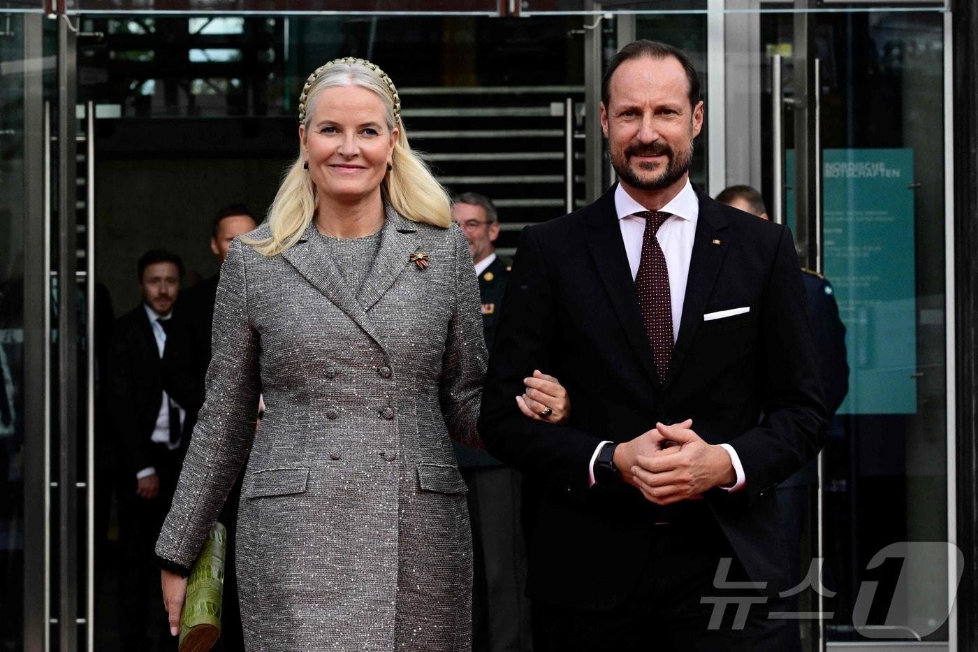본문 이미지 - 2024년 10월 21일, 독일 베를린에서 열린 북유럽 5개국 및 독일 대표단 참석 '북유럽 대사관 단지 건립 25주년' 축하 리셉션에 노르웨이의 호콘 왕세자와 메테-마리트 왕세자비가 도착해 포즈를 취하고 있다. ⓒ AFP=뉴스1