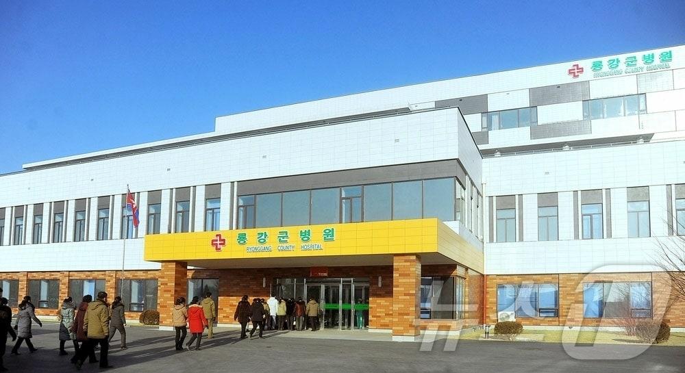 본문 이미지 - (평양 노동신문=뉴스1) = 북한 노동당 기관지 노동신문은 전날인 1일 룡강군 병원이 개원했다고 2일 보도했다. [국내에서만 사용가능. 재배포 금지. DB 금지. For Use Only in the Republic of Korea. Redistribution Prohibited] rodongphoto@news1.kr