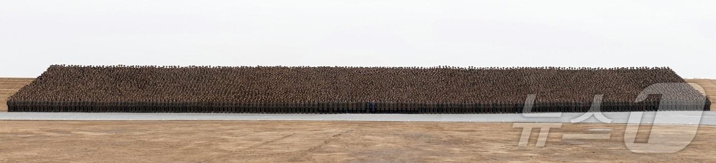 본문 이미지 - (평양 노동신문=뉴스1) = 지난 1일 김정은 노동당 총비서가 신의주온실종합농장 준공식에 참석해 건설자들과 기념사진을 찍은 모습. [국내에서만 사용가능. 재배포 금지. DB 금지. For Use Only in the Republic of Korea. Redistribution Prohibited] rodongphoto@news1.kr