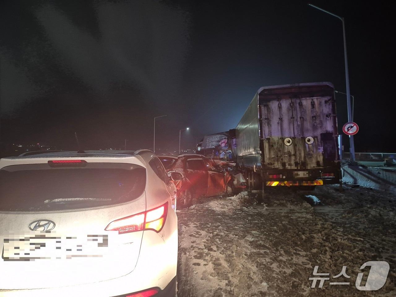 본문 이미지 -  청양 평택부여고속도로 교통사고 현장. (청양소방서 제공, 재판매 및 DB금지) / 뉴스1