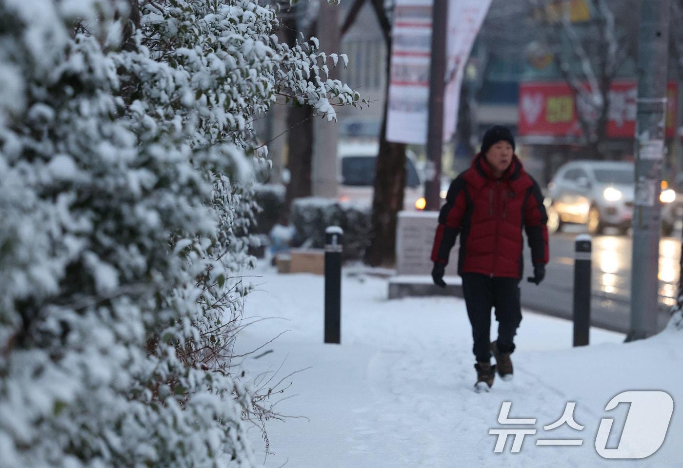 본문 이미지 - 최대 5㎝의 눈이 예보된 2일 광주 북구 오치동에서 시민들이 눈 쌓인 출근길을 조심히 걷고 있다. 2026.2.2/뉴스1 ⓒ News1 박지현 기자