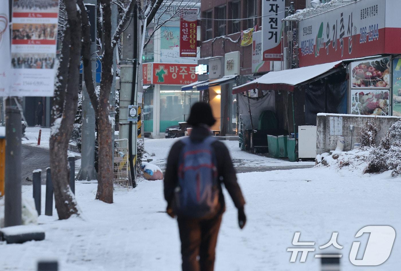본문 이미지 - 최대 5㎝의 눈이 예보된 2일 광주 북구 오치동에서 시민들이 눈 쌓인 출근길을 걷고 있다. 2026.2.2 ⓒ 뉴스1 박지현 기자