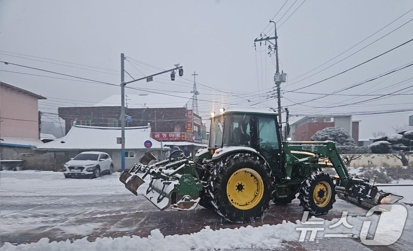 본문 이미지 - 2일 대설주의보가 내려진 전남 영암군 금정면의 한 도로에서 제설작업차가 도로를 제설하고 있다. (독자 제공. 재판매 및 DB금지) 2026.2.2. /뉴스1