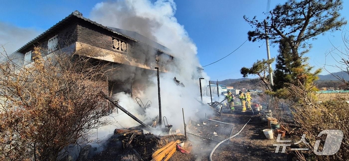 본문 이미지 - 청양 목면 본의리 주택 화재 현장. (청양소방서 제공, 재판매 및 DB금지) / 뉴스1 