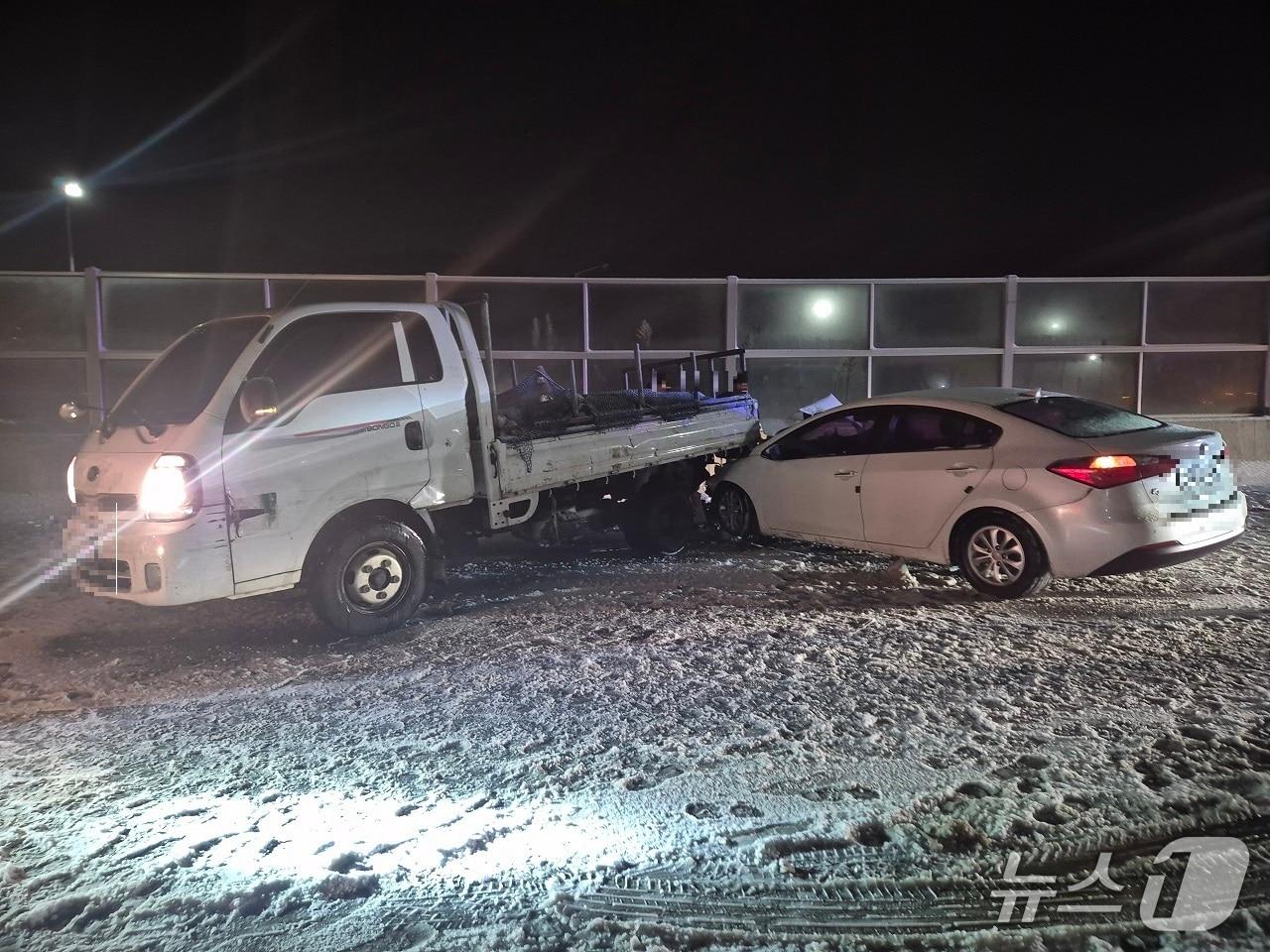 본문 이미지 - 청양 평택부여고속도로 교통사고 현장. (청양소방서 제공, 재판매 및 DB금지) 2026.2.2 뉴스1