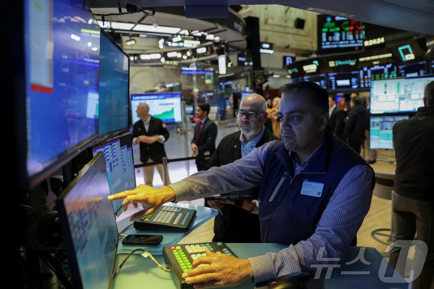 본문 이미지 - 미증시 트레이더들. ⓒ 로이터=뉴스1