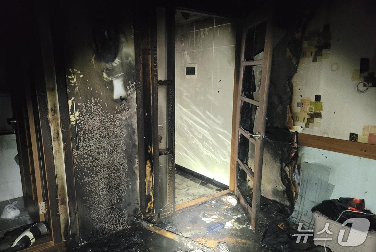 본문 이미지 - 1일 오후 6시50분쯤 경북 구미시 황상동의 원룸 4층에서 불이 나 내부가 새까맣게 탔다.(경북소방본부 제공. 재판매 및 DB금지)/뉴스1