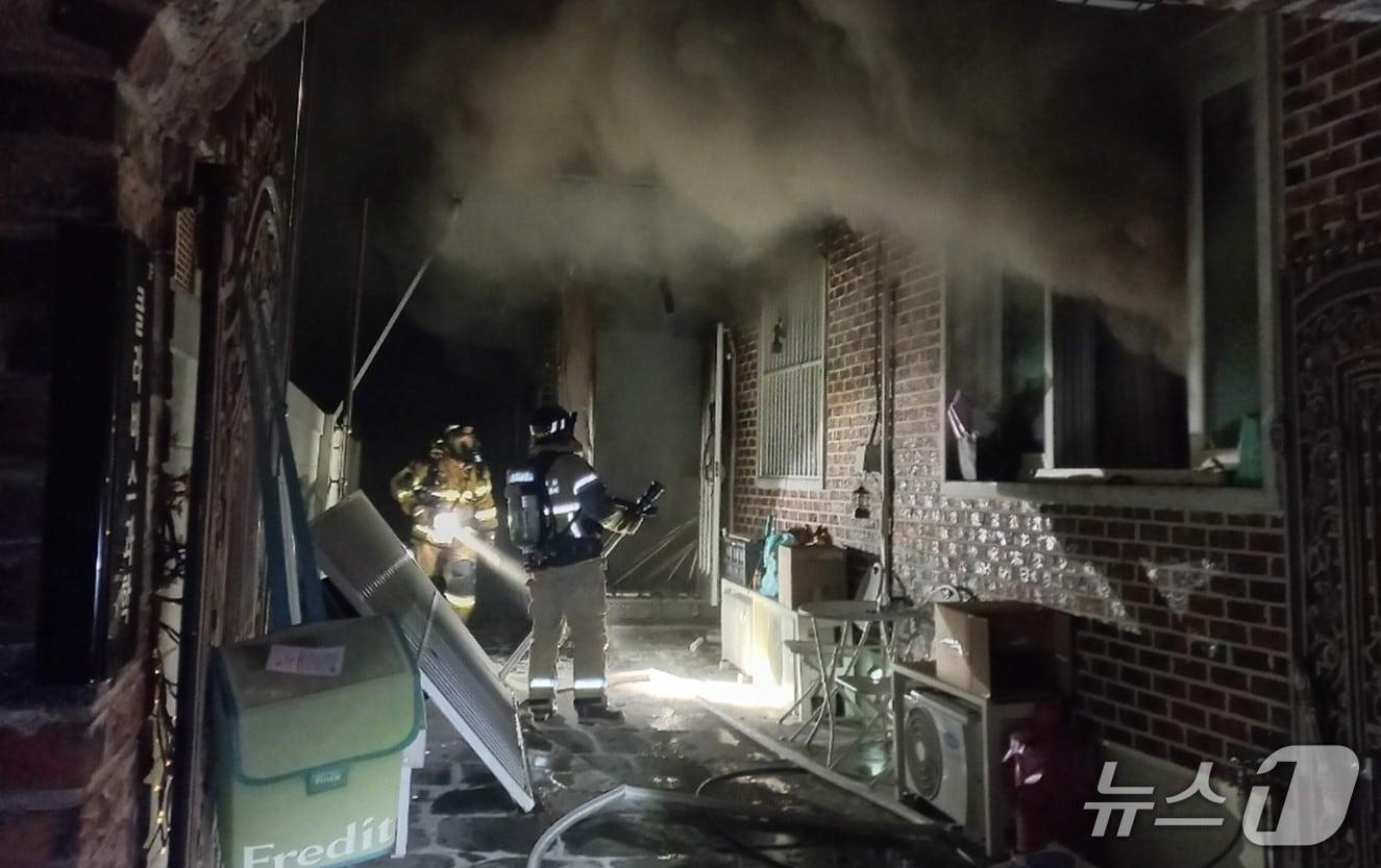 본문 이미지 - 1일 오후 8시 20분쯤 경북 구미시 형곡동 단독주택에서 불이 나 출동한 소방관이 진화작업을 하고 있다.(경북소방 제공. 재판매 및 DB금지)/뉴스1