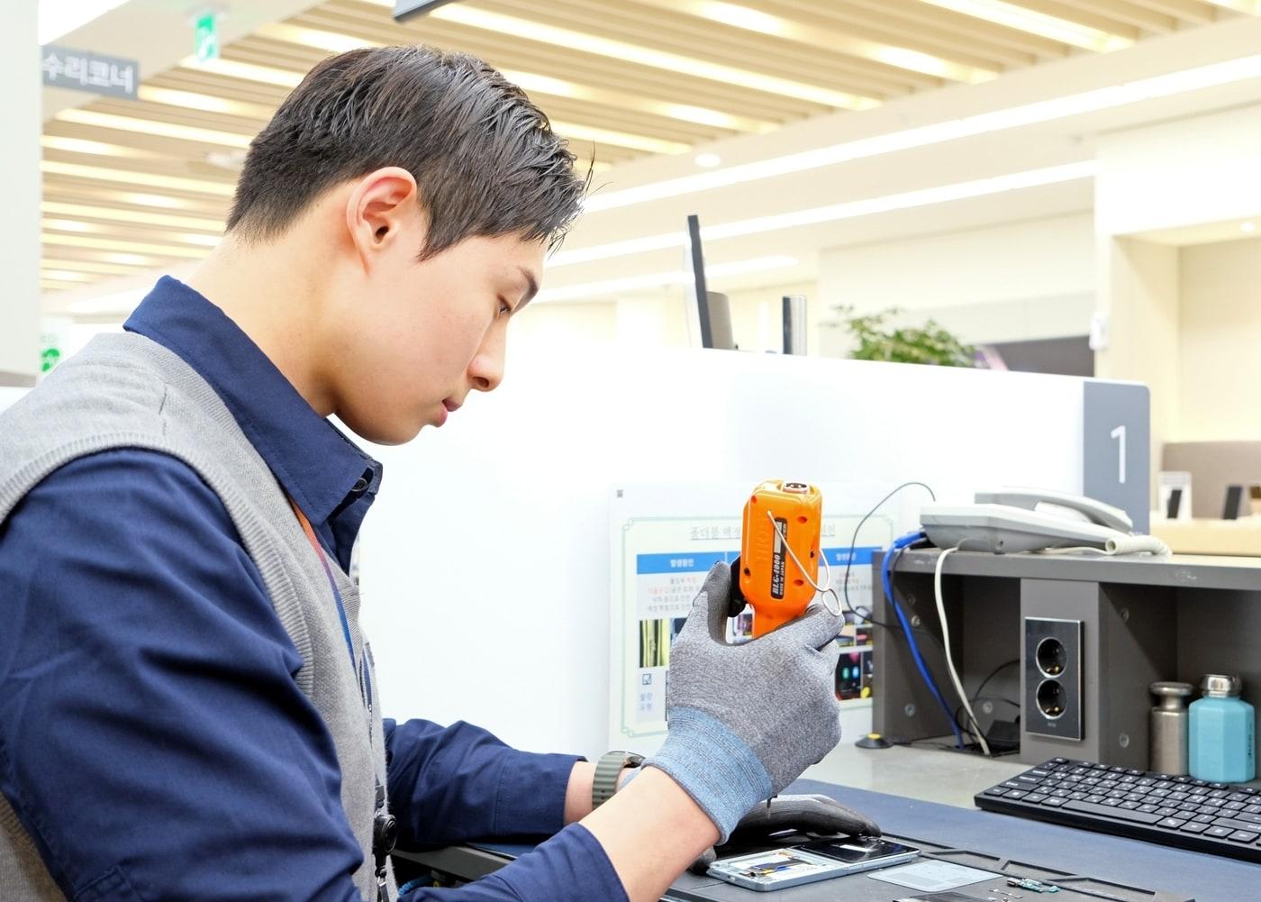 본문 이미지 - 삼성전자서비스 엔지니어가 스마트폰 디스플레이 단품 수리를 진행하는 모습(삼성전자서비스 제공). ⓒ 뉴스1