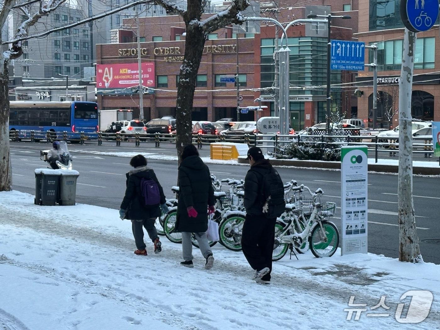 본문 이미지 - 2일 오전 서울 광진구 아차산역 인근에서 시민들이 눈길 위를 걷고 있다. 2026.2.2/뉴스1 ⓒ News1 강서연 기자