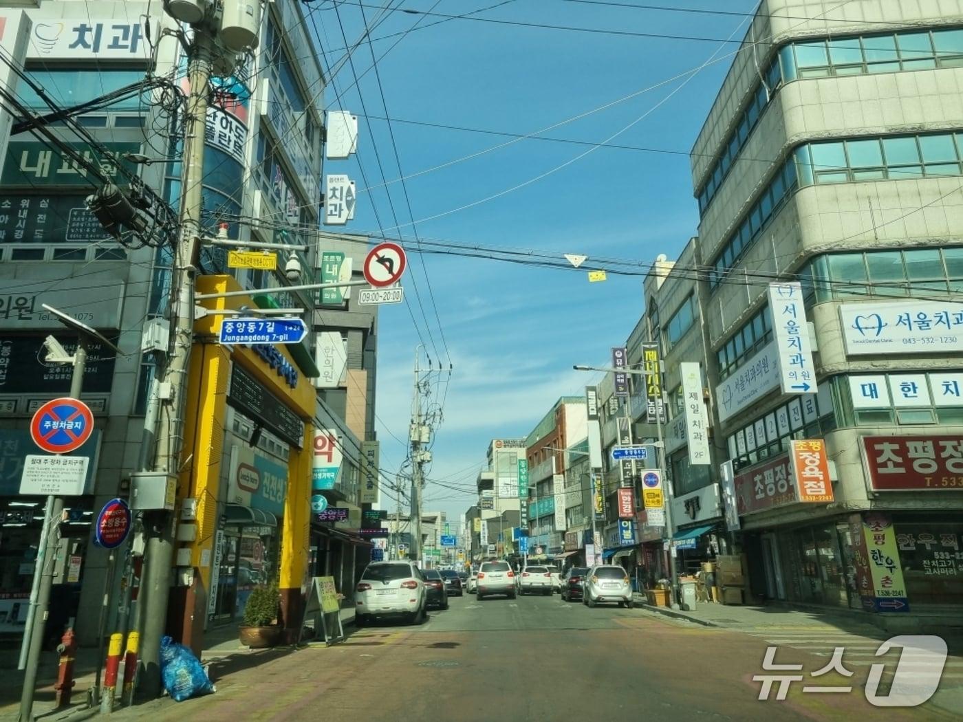 본문 이미지 - 충북 진천군이 전선 지중화 사업을 추진할 옛 경찰서 일대 거리. (진천군 제공, 재판매 및 DB금지)/뉴스1