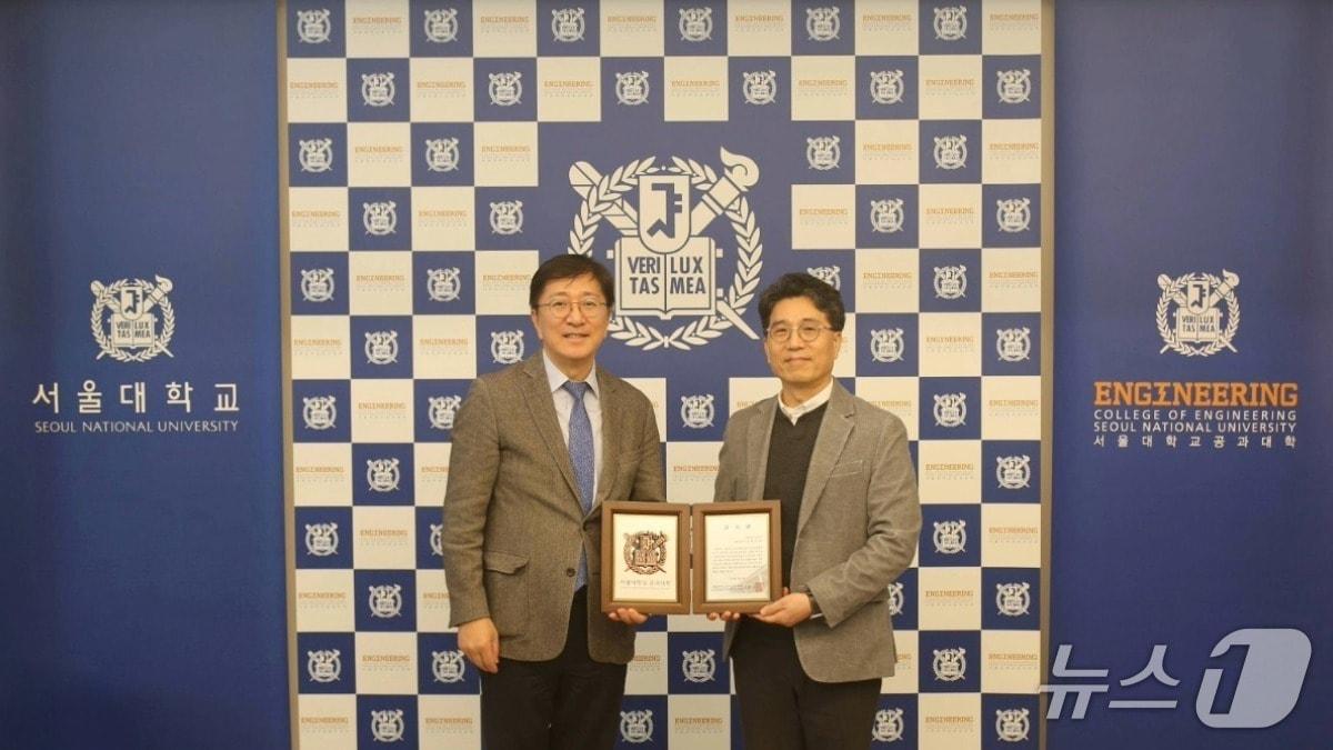 본문 이미지 - 김영오 서울대학교 공과대학 학장(왼쪽)과 김종명 넥센타이어 중앙연구소장이 감사패를 들고 기념사진을 촬영한 모습. 넥센타이어는 서울대학교와 함께 공과대학 화학생물공학부에 '공학기술과 경영' 과목을 공동으로 개설하고 학교에 발전기금 1억 원을 기부했다(넥센타이어 제공). 2026.02.02.