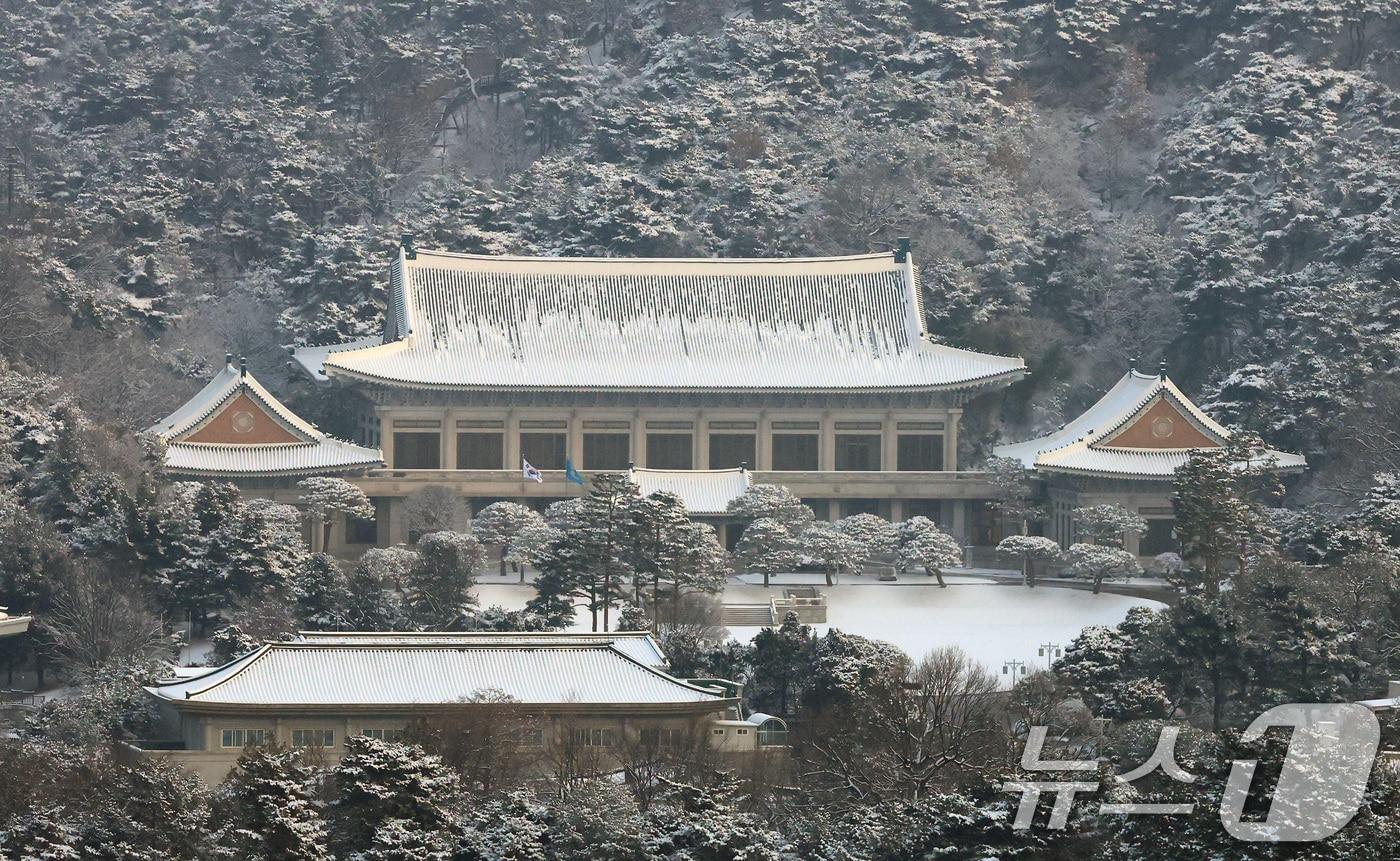 본문 이미지 - 2일 서울 종로구 청와대가 밤새 내린 눈으로 하얗게 뒤덮여 있다. 2026.2.2/뉴스1 ⓒ News1 임세영 기자
