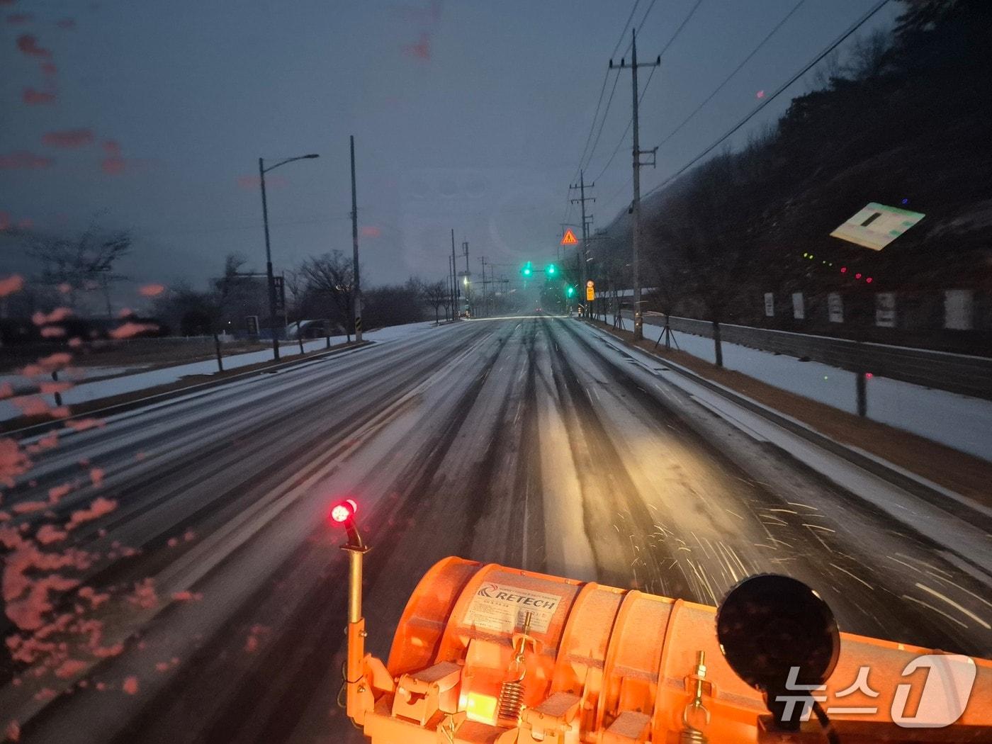 본문 이미지 - 밤새 내린 눈으로 2일 오전 경북 구미시 형곡동~금오산 도립공원 순환도로 구간에 눈이 쌓여 차량운행이 통제된 가운데 제설차량이 도로의 눈을 치우고 있다. (구미시 제공. 재판매 및 DB금지)/뉴스1