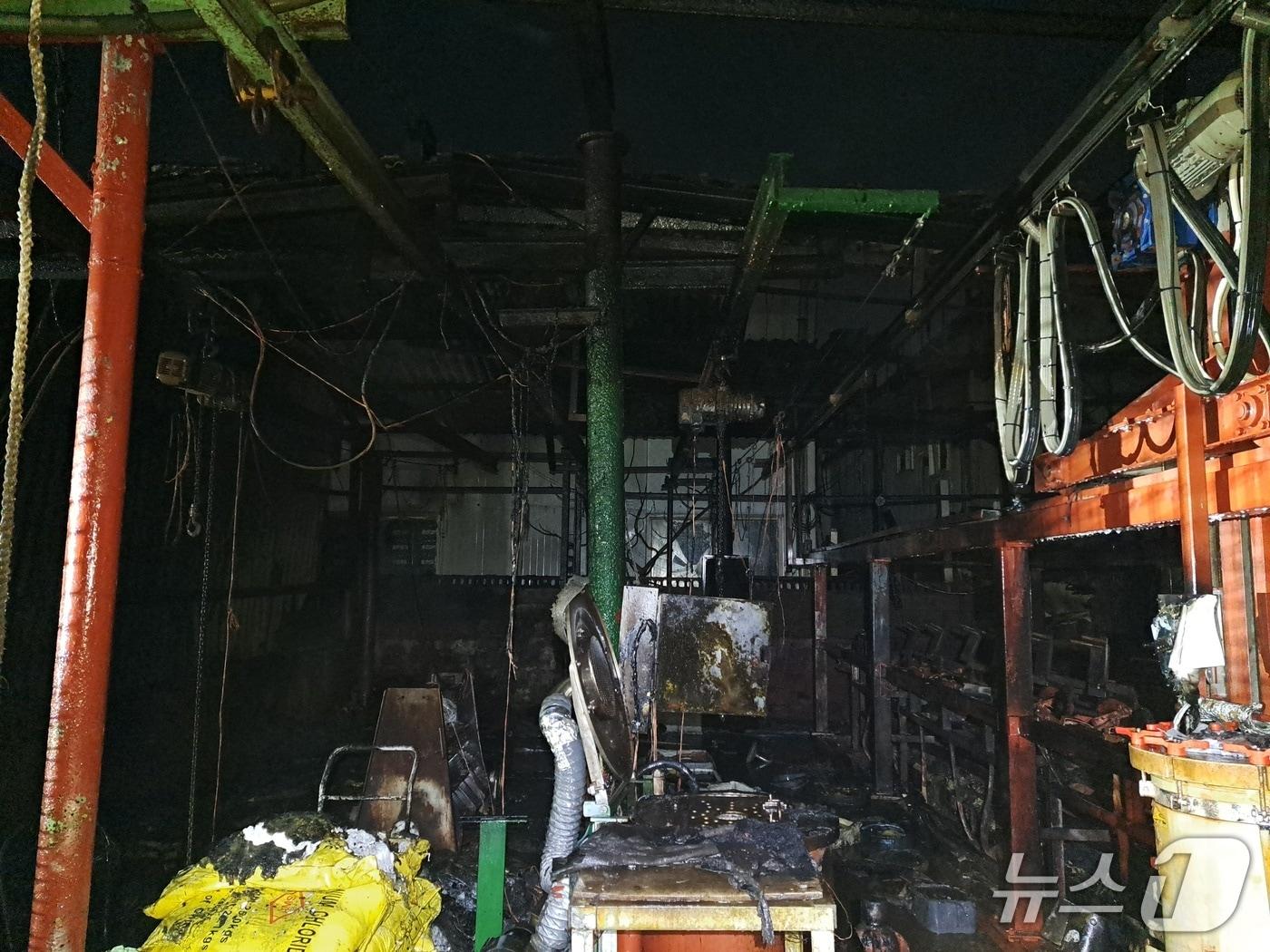 본문 이미지 - 1일 오후 부산 사상구 학장동 공장 화재 현장.(부산소방재난본부 제공. 재판매 및 DB 금지)