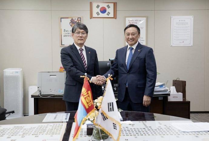 본문 이미지 - 엄호윤 국민건강보험공단 기획상임이사(좌)와 친부렌 지그지드수렌 몽골 보건부 장관(우)이 2일 한-몽 보건의료 협력 강화를 위해 논의했다.(국민건강보험공단 제공)