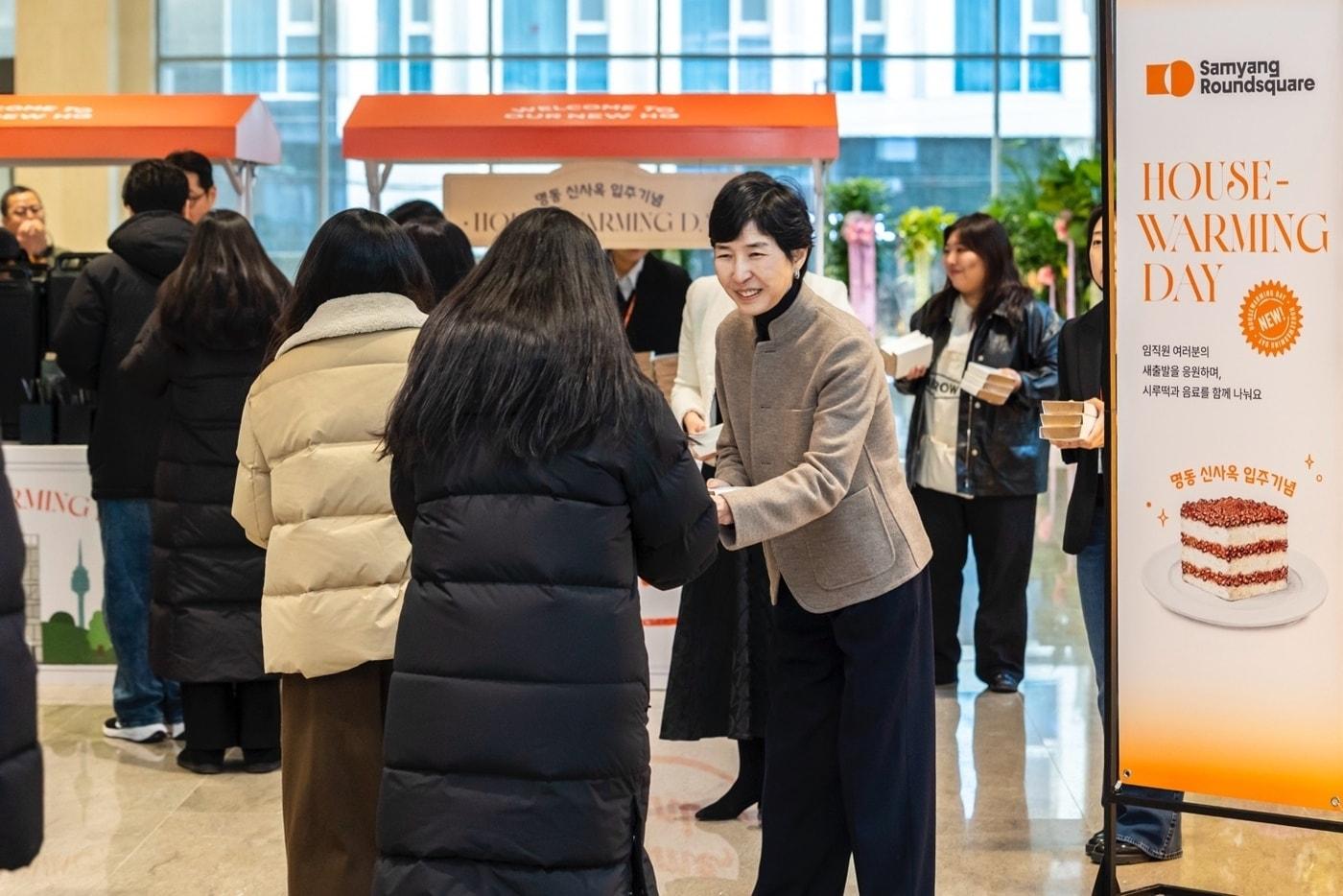 본문 이미지 - 명동 신사옥에서 열린 ‘하우스-워밍 데이’ 행사에서 임직원들에게 간식을 전달하고 있는 김정수 삼양라운드스퀘어 부회장(삼양라운드스퀘어 제공)