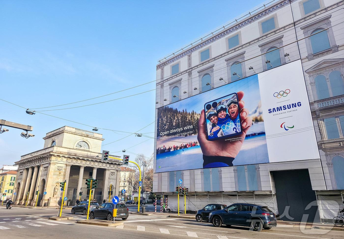 본문 이미지 - 국제올림픽위원회(IOC) 공식 파트너인 삼성전자가 이탈리아 밀라노에서 2026 밀라노 동계올림픽·패럴림픽 옥외광고를 1일부터 28일까지 선보인다고 2일 밝혔다. 사진은 삼성전자가 포르타 베네치아에서 진행 중인 올림픽 옥외광고. (삼성전자 제공. 재판매 및 DB 금지) 2026.2.2/뉴스1
