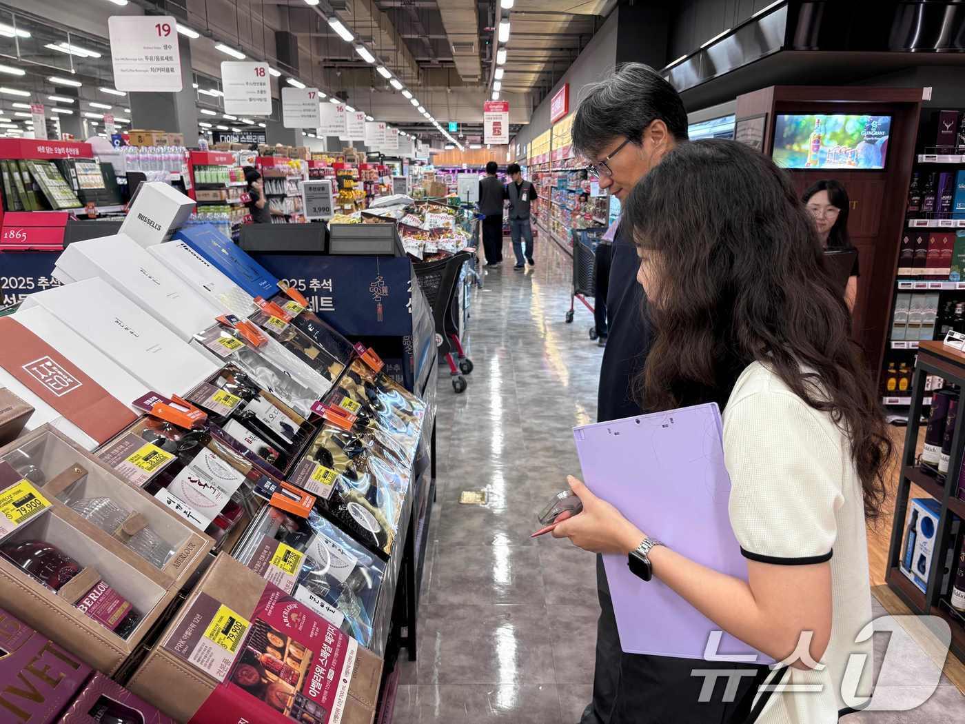 본문 이미지 - 명절선물 과대포장 분리배출 표시 점검 자료사진. (광주광역시 제공. 재판매 및 DB 금지) 2026.2.2/뉴스1 