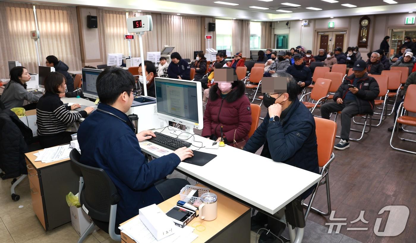 본문 이미지 - 충북 영동군 영동읍사무소에 설치한 민생안정지원금 접수처를 찾은 주민들이 대기하고 있다. (영동군 제공. 재판매 및 DB금지) /뉴스1 