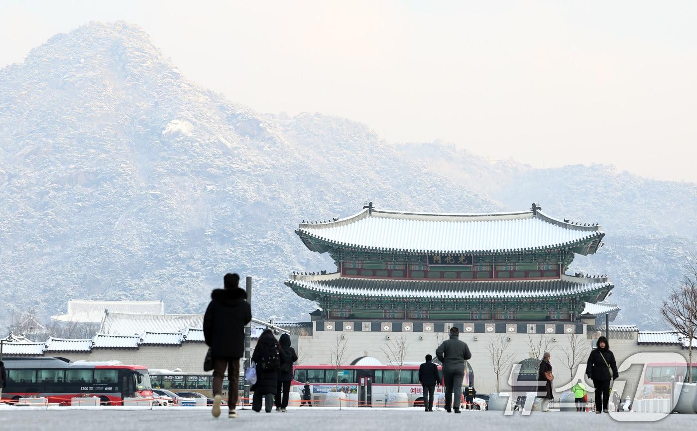 본문 이미지 - 2일 오전 서울 경복궁과 북악산에 밤새 내린 눈이 쌓여 있다. 2026.2.2/뉴스1 ⓒ News1 구윤성 기자