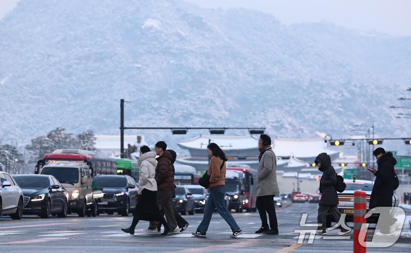 본문 이미지 - 2일 오전 시민들이 눈 쌓인 서울 광화문 앞을 걷고 있다. 2026.2.2/뉴스1 ⓒ News1 구윤성 기자